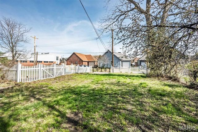 4371 W Belle Place, St Louis, MO 63108