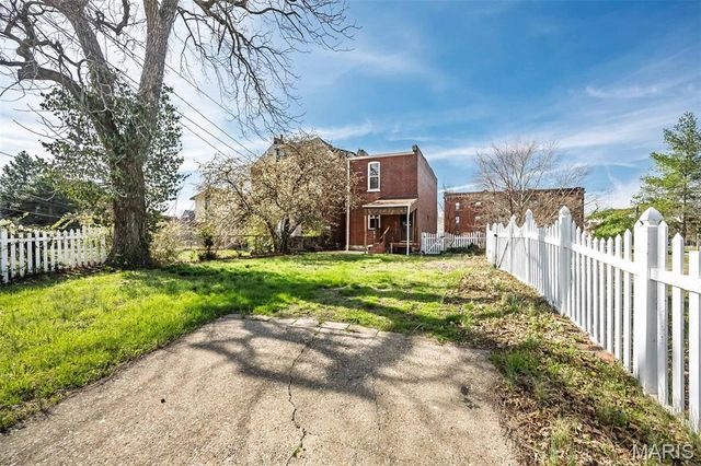 4371 W Belle Place, St Louis, MO 63108