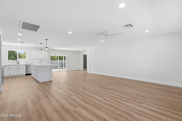 10537 W LA JOLLA Drive, Sun City, AZ 85351