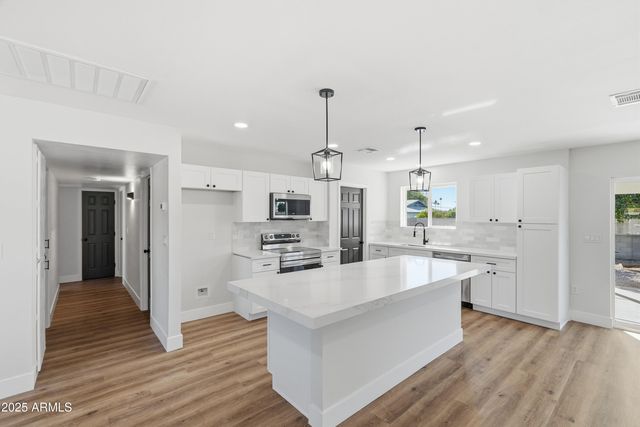 10537 W LA JOLLA Drive, Sun City, AZ 85351