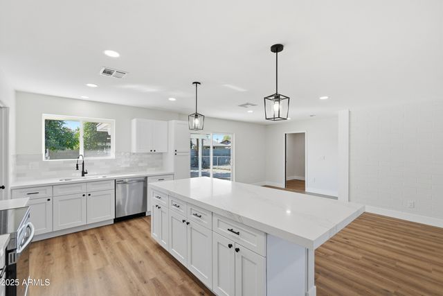 10537 W LA JOLLA Drive, Sun City, AZ 85351