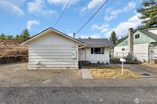 114 Cherry Street, Castle Rock, WA 98611