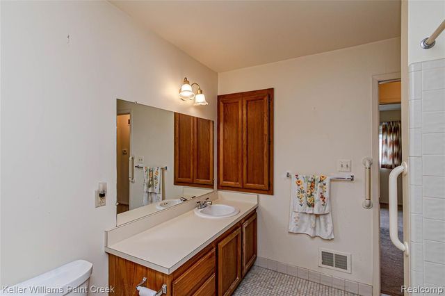 31980 Mark Adam Lange 12, Warren, MI 48093