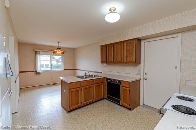 31980 Mark Adam Lange 12, Warren, MI 48093