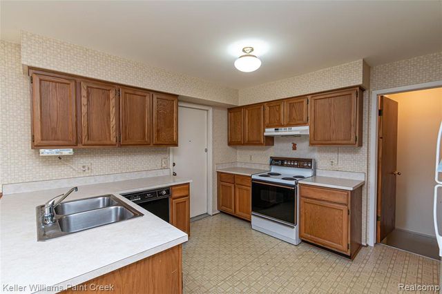 31980 Mark Adam Lange 12, Warren, MI 48093