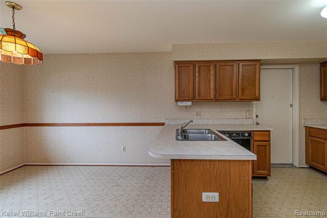 31980 Mark Adam Lange 12, Warren, MI 48093