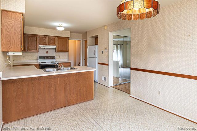 31980 Mark Adam Lange 12, Warren, MI 48093