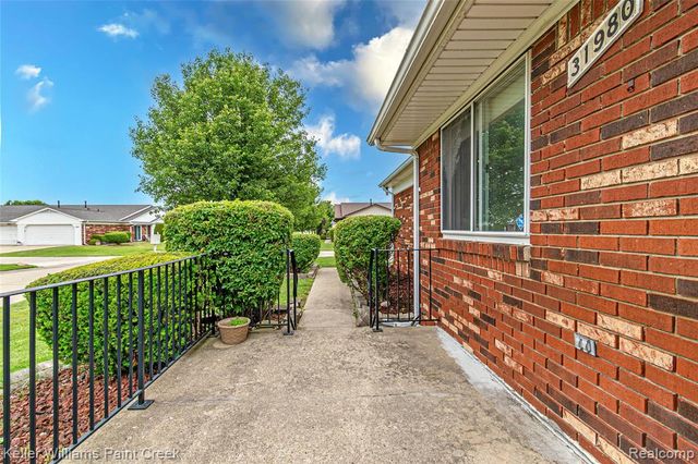 31980 Mark Adam Lange 12, Warren, MI 48093