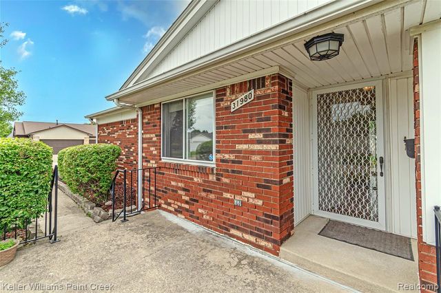 31980 Mark Adam Lange 12, Warren, MI 48093