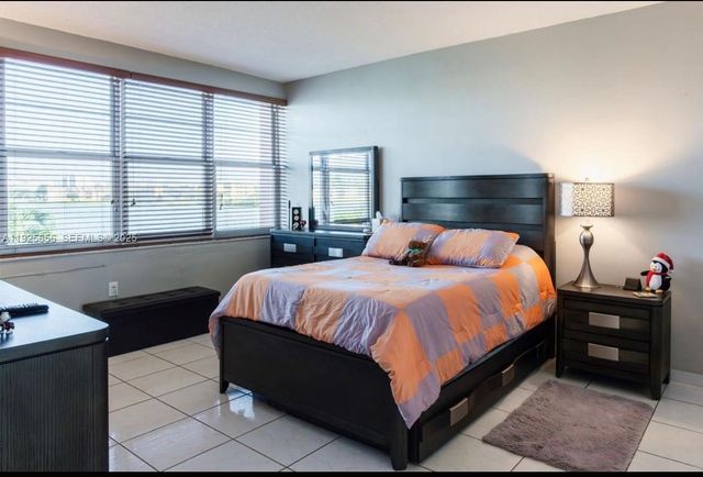 18555 NE 14th Ave 619, Miami, FL 33179