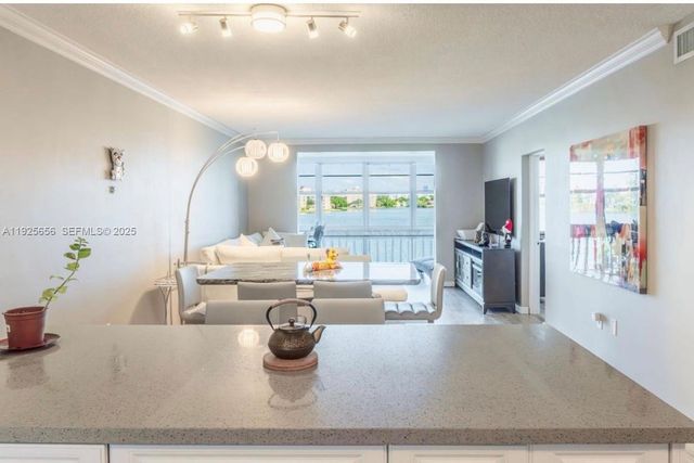 18555 NE 14th Ave 619, Miami, FL 33179