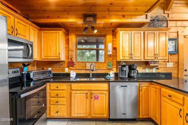 2214 Quiet Valley Way, Sevierville, TN 37862