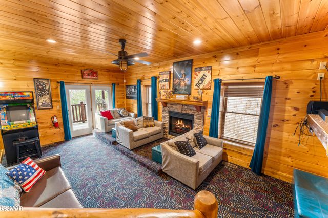 2214 Quiet Valley Way, Sevierville, TN 37862