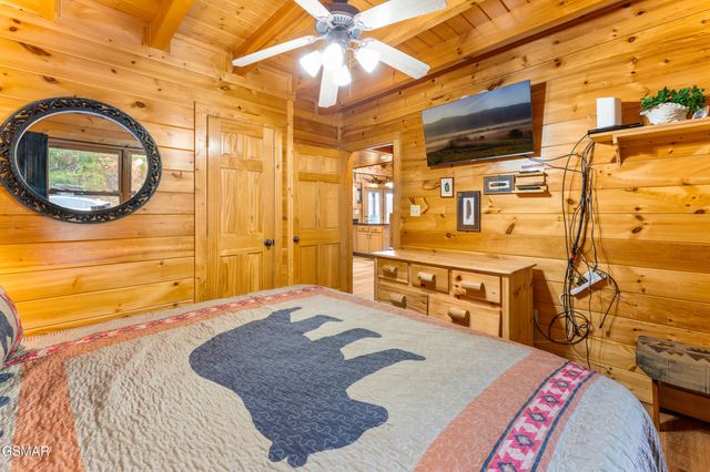 2214 Quiet Valley Way, Sevierville, TN 37862