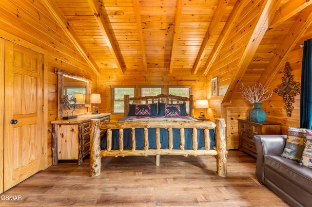 2214 Quiet Valley Way, Sevierville, TN 37862