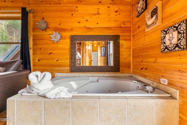 2214 Quiet Valley Way, Sevierville, TN 37862