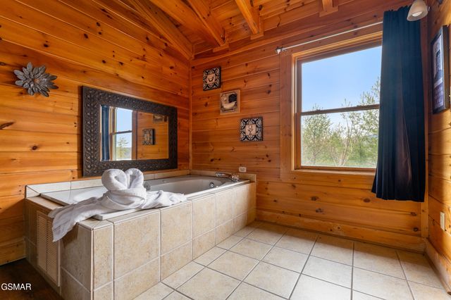 2214 Quiet Valley Way, Sevierville, TN 37862