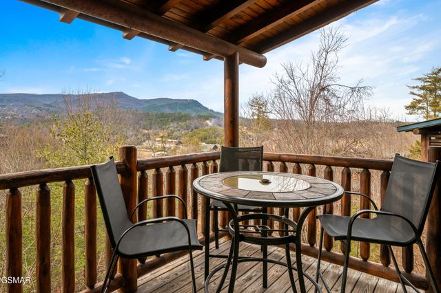 2214 Quiet Valley Way, Sevierville, TN 37862