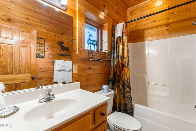 2214 Quiet Valley Way, Sevierville, TN 37862