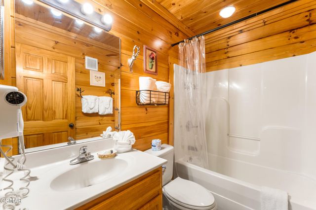 2214 Quiet Valley Way, Sevierville, TN 37862