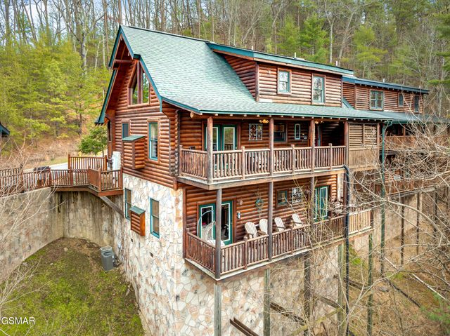 2214 Quiet Valley Way, Sevierville, TN 37862