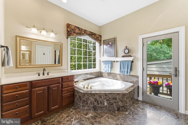 9889 CHAPEL BRIDGE ESTATES DR, Fairfax Station, VA 22039