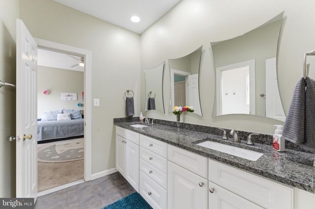 9889 CHAPEL BRIDGE ESTATES DR, Fairfax Station, VA 22039