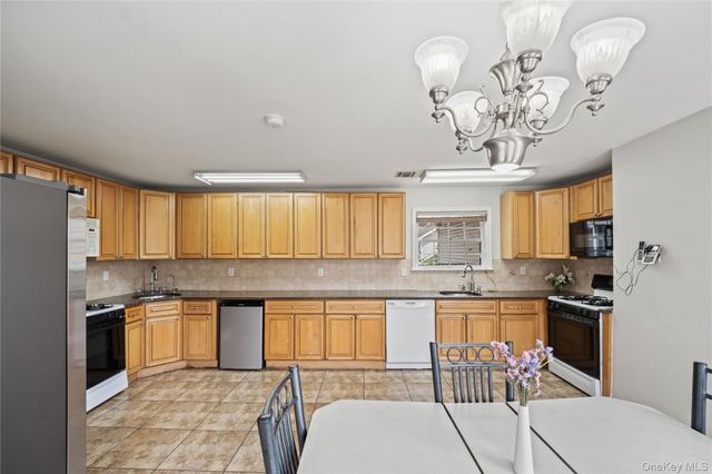 12 Horizon Court 303, Monsey, NY 10952