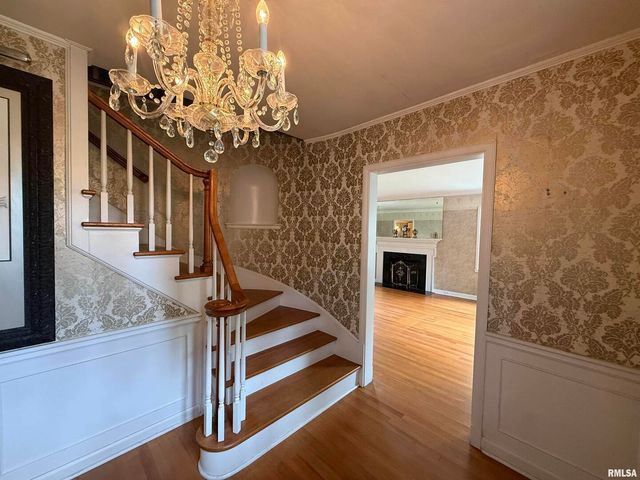 215 3RD Street, Carmi, IL 62821