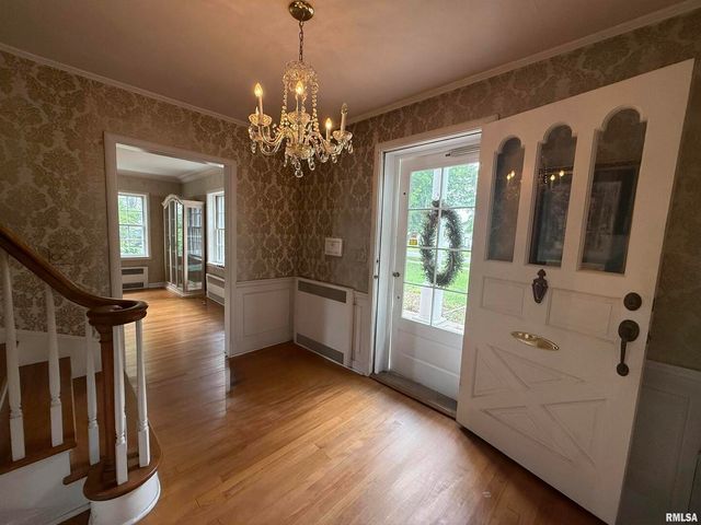 215 3RD Street, Carmi, IL 62821