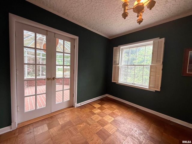 215 3RD Street, Carmi, IL 62821