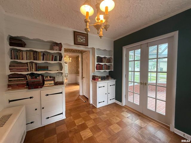 215 3RD Street, Carmi, IL 62821