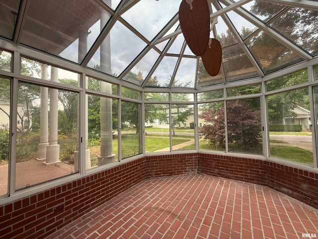 215 3RD Street, Carmi, IL 62821