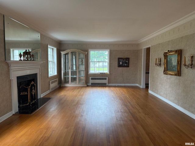 215 3RD Street, Carmi, IL 62821