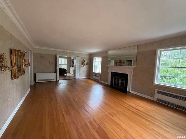 215 3RD Street, Carmi, IL 62821