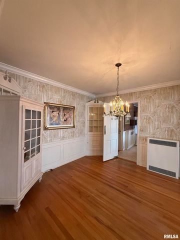 215 3RD Street, Carmi, IL 62821