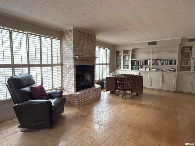 215 3RD Street, Carmi, IL 62821