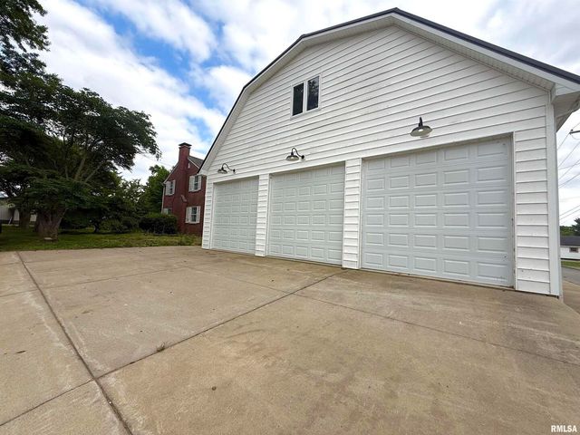 215 3RD Street, Carmi, IL 62821