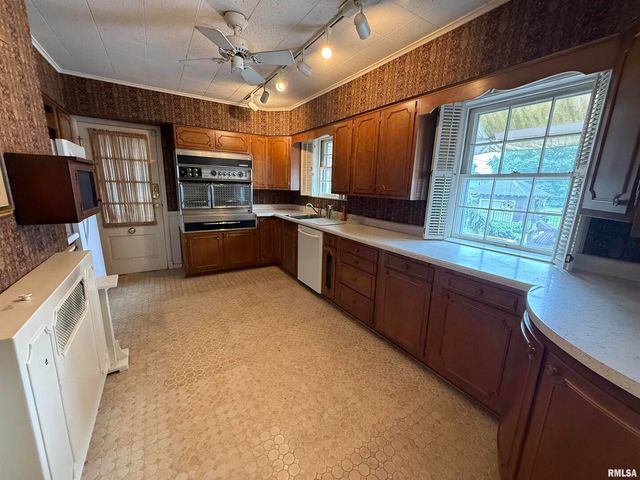 215 3RD Street, Carmi, IL 62821