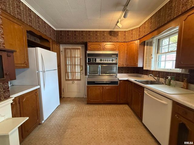 215 3RD Street, Carmi, IL 62821