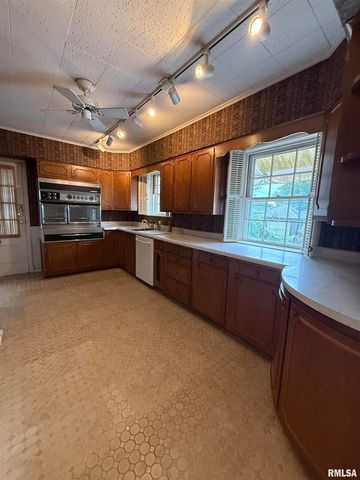 215 3RD Street, Carmi, IL 62821