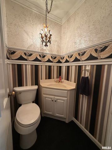 215 3RD Street, Carmi, IL 62821