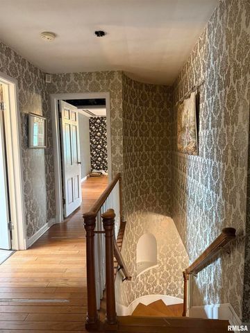 215 3RD Street, Carmi, IL 62821