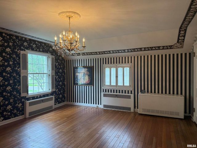 215 3RD Street, Carmi, IL 62821