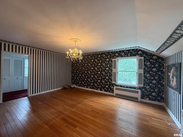 215 3RD Street, Carmi, IL 62821