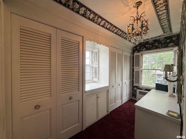 215 3RD Street, Carmi, IL 62821