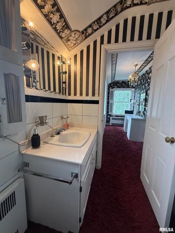 215 3RD Street, Carmi, IL 62821