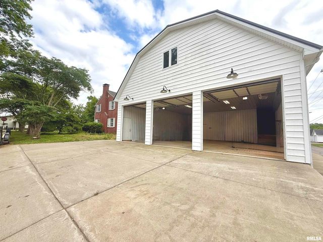 215 3RD Street, Carmi, IL 62821