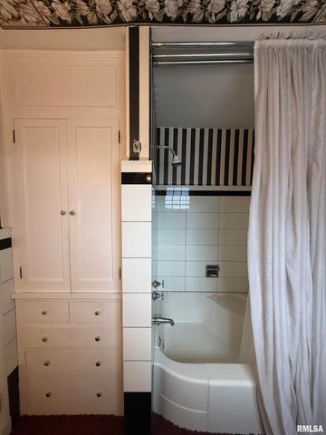 215 3RD Street, Carmi, IL 62821