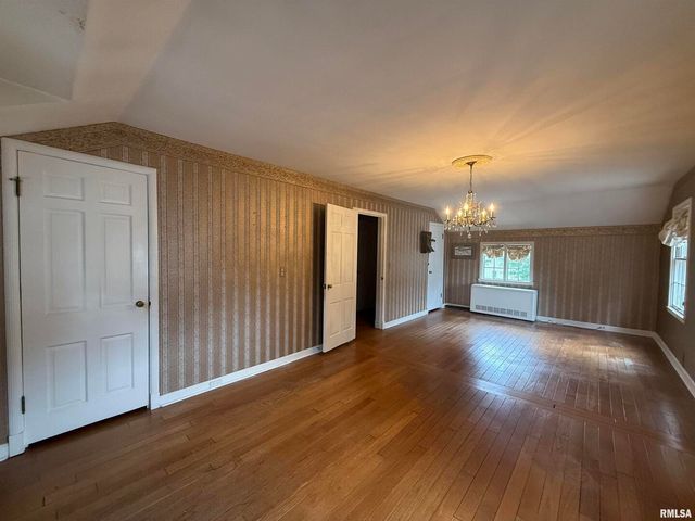 215 3RD Street, Carmi, IL 62821